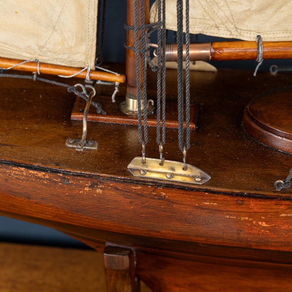 Antico yacht da laghetto con scafo intagliato del 20° secolo, 1920 ca. in vendita 4