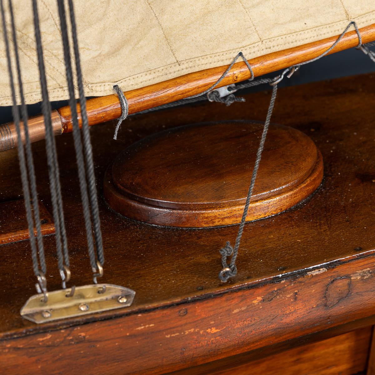 Antico yacht da laghetto con scafo intagliato del 20° secolo, 1920 ca. in vendita 5