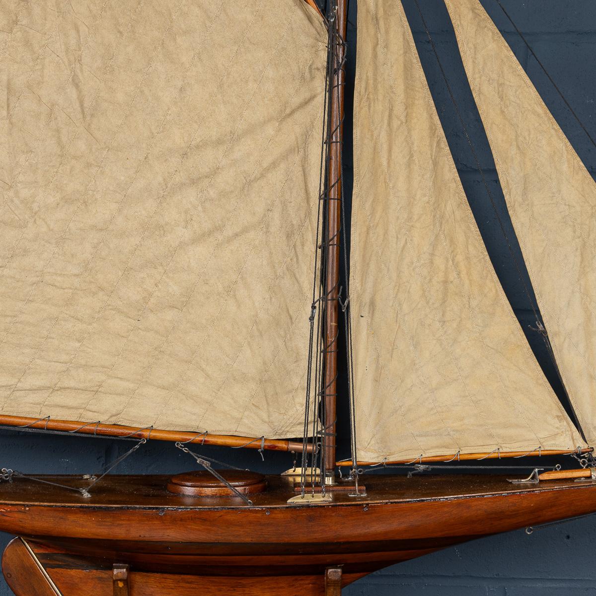 Antico yacht da laghetto con scafo intagliato del 20° secolo, 1920 ca. in vendita 9