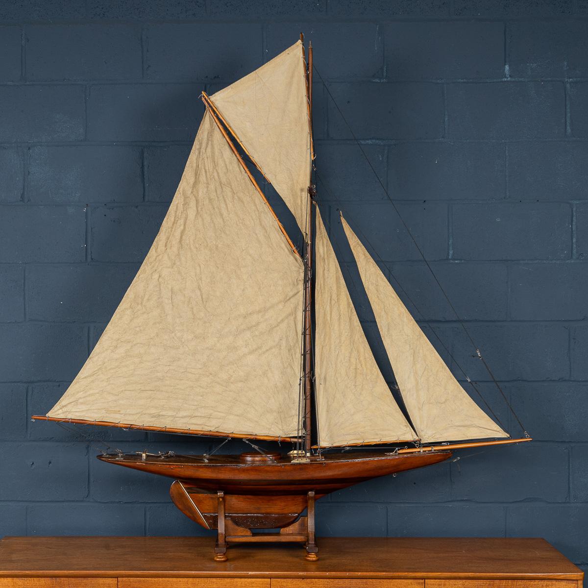 Altro Antico yacht da laghetto con scafo intagliato del 20° secolo, 1920 ca. in vendita