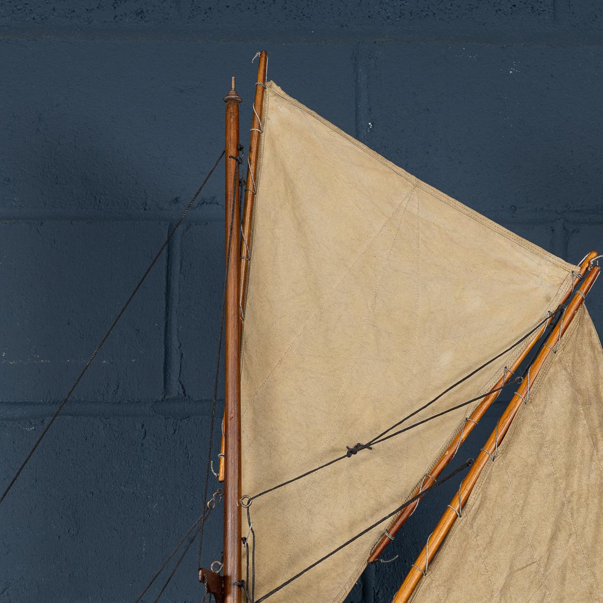 Britannico Antico yacht da laghetto con scafo intagliato del 20° secolo, 1920 ca. in vendita