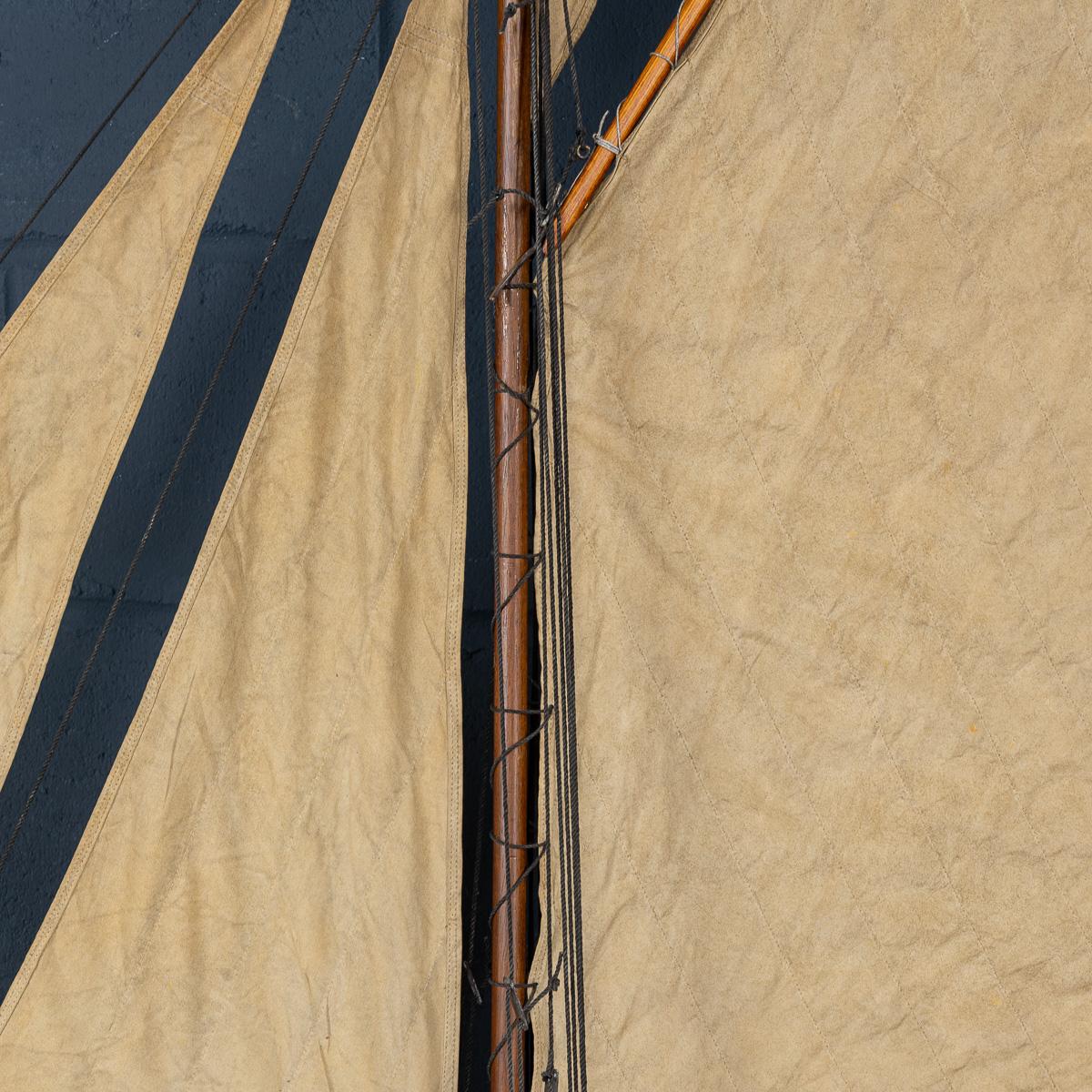 Antico yacht da laghetto con scafo intagliato del 20° secolo, 1920 ca. In condizioni buone in vendita a Royal Tunbridge Wells, Kent