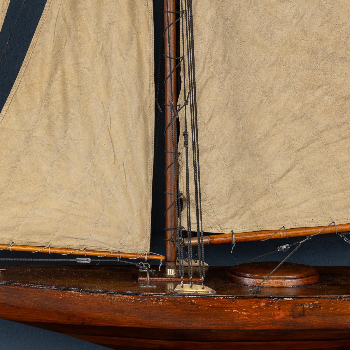 XX secolo Antico yacht da laghetto con scafo intagliato del 20° secolo, 1920 ca. in vendita