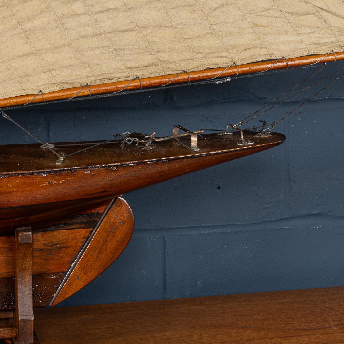 Ottone Antico yacht da laghetto con scafo intagliato del 20° secolo, 1920 ca. in vendita
