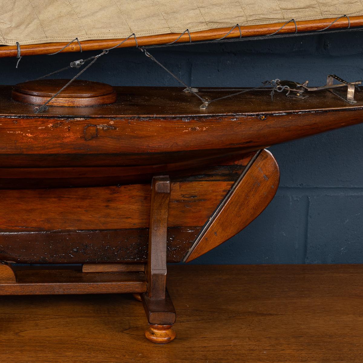 Antico yacht da laghetto con scafo intagliato del 20° secolo, 1920 ca. in vendita 1