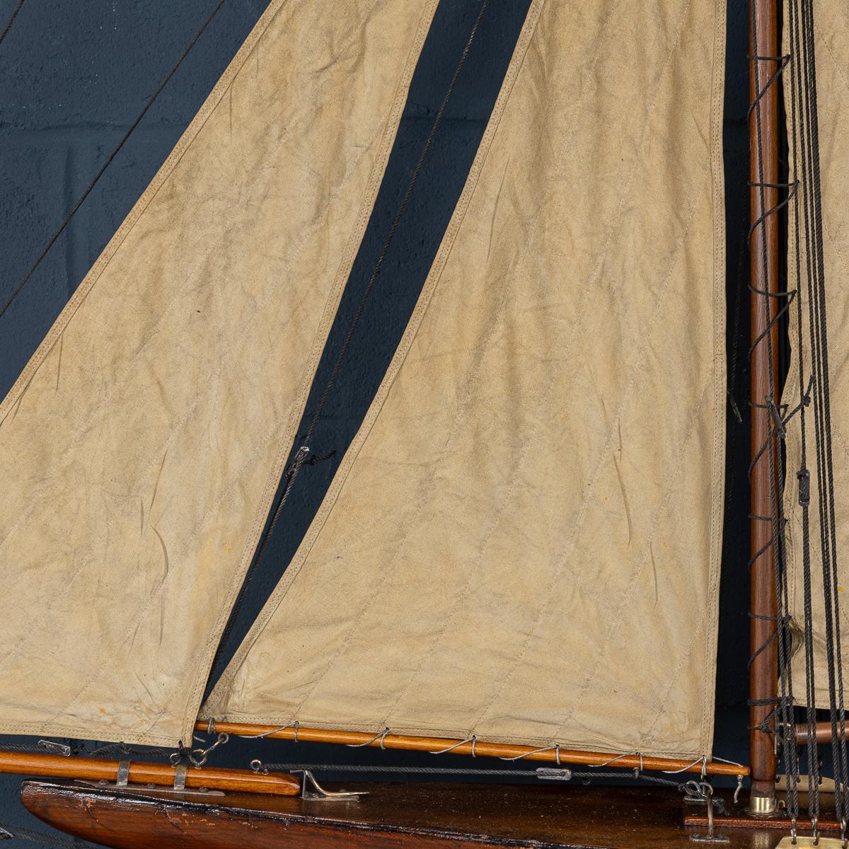 Antico yacht da laghetto con scafo intagliato del 20° secolo, 1920 ca. in vendita 2