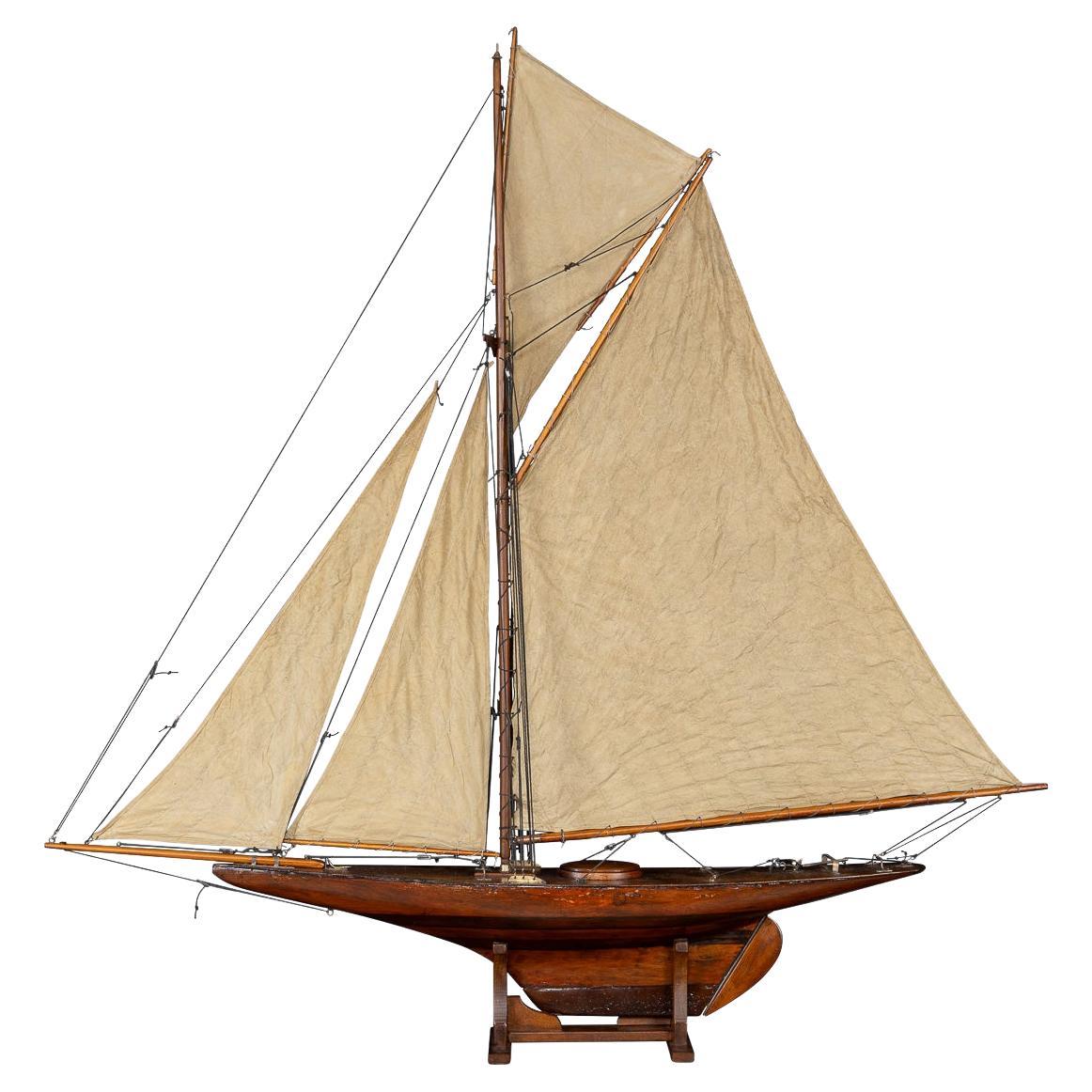 Antico yacht da laghetto con scafo intagliato del 20° secolo, 1920 ca. in vendita