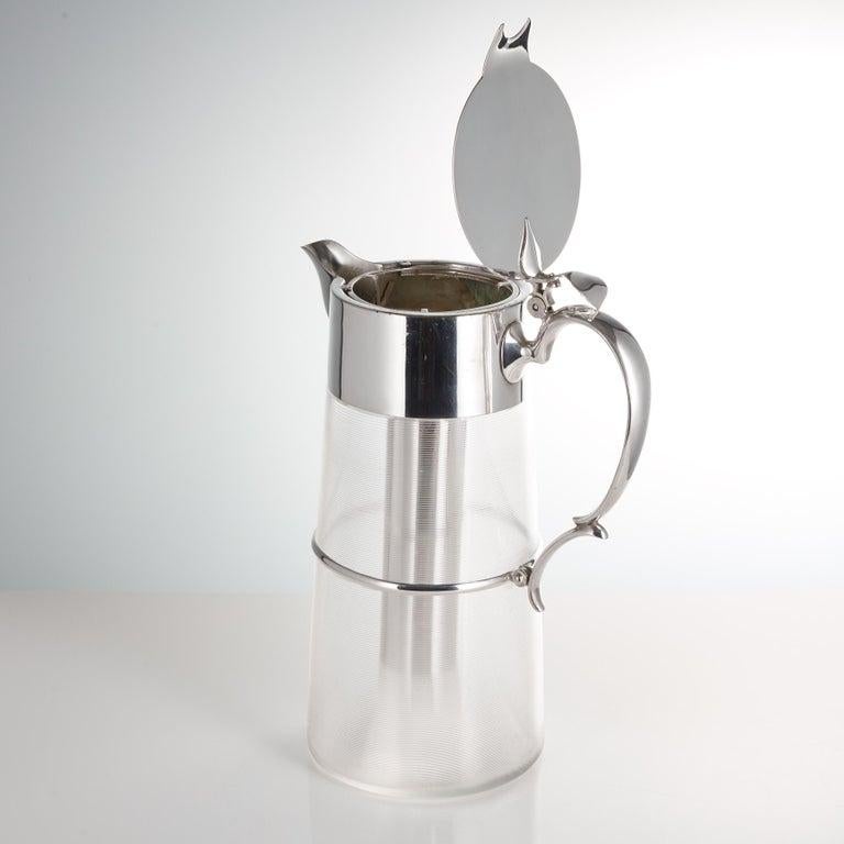 Caraffa per limonata in vetro a coste del XX secolo, montata su lastra d'argento con portaghiaccio rimovibile, inglese, circa 1910

Questa antica caraffa per limonata è di ottima fattura. 
Il vetro stesso è stato prodotto per la prima volta intorno
