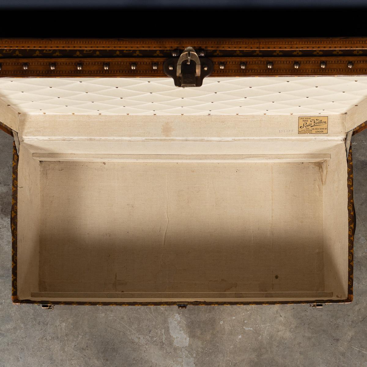 Antiquité 20ème siècle Louis Vuitton Cabine Trunk In Monogram Canvas, France c.1910 en vente 3