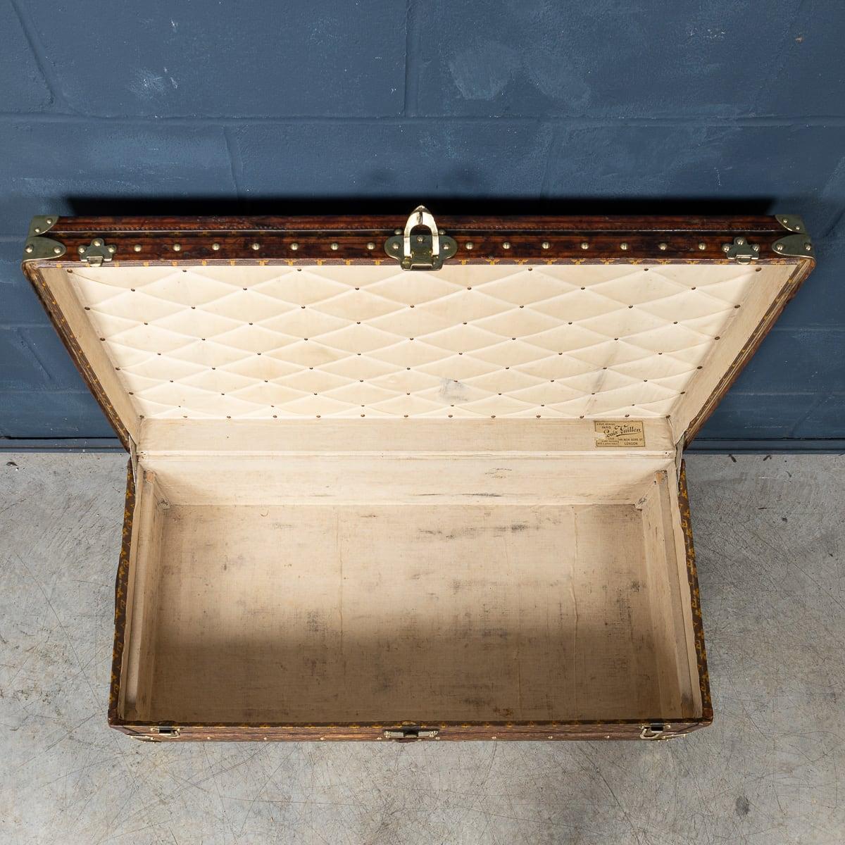 Antiquité 20ème siècle Louis Vuitton Cabine Trunk In Monogram Canvas, France c.1910 en vente 4