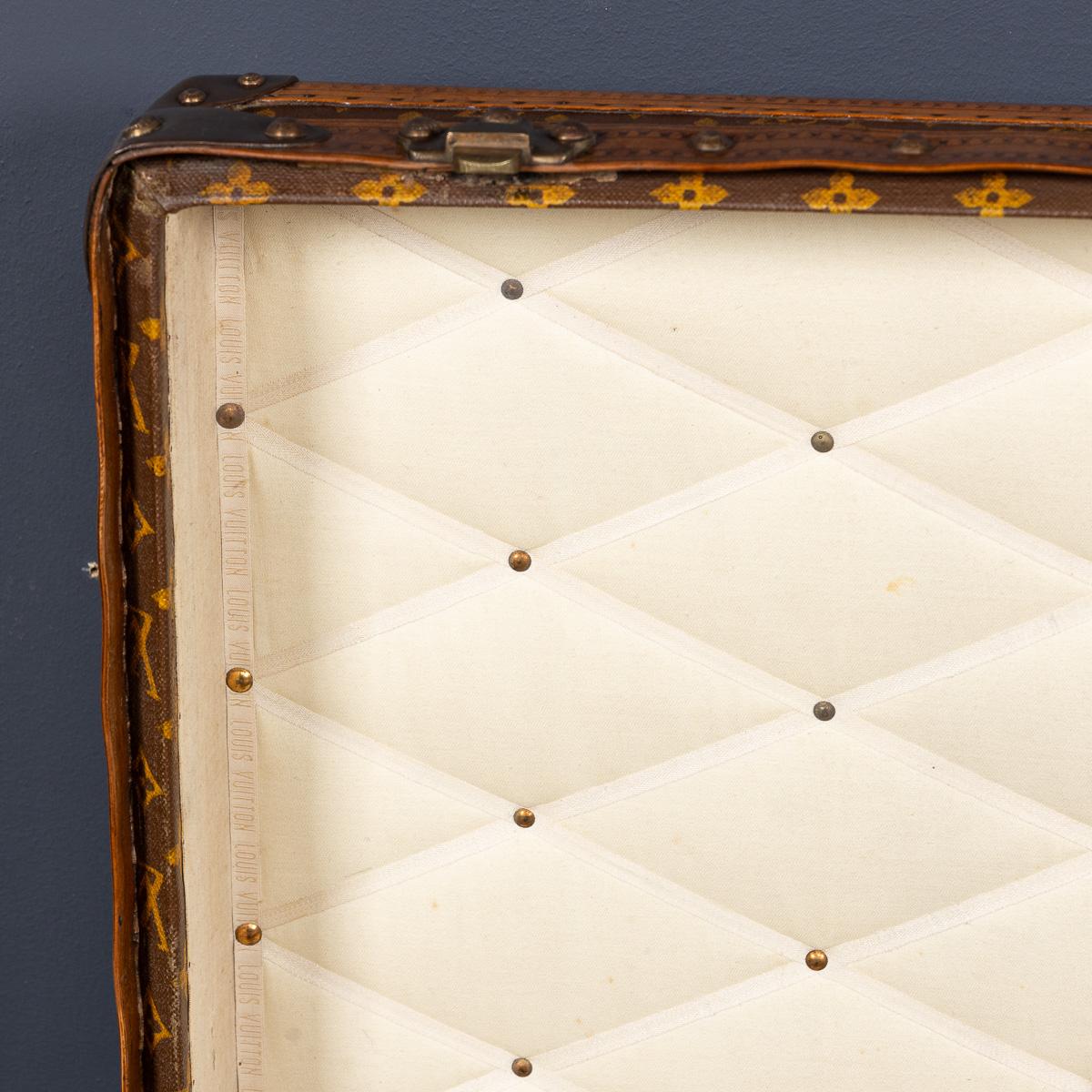 Antiquité 20ème siècle Louis Vuitton Cabine Trunk In Monogram Canvas, France c.1910 en vente 5