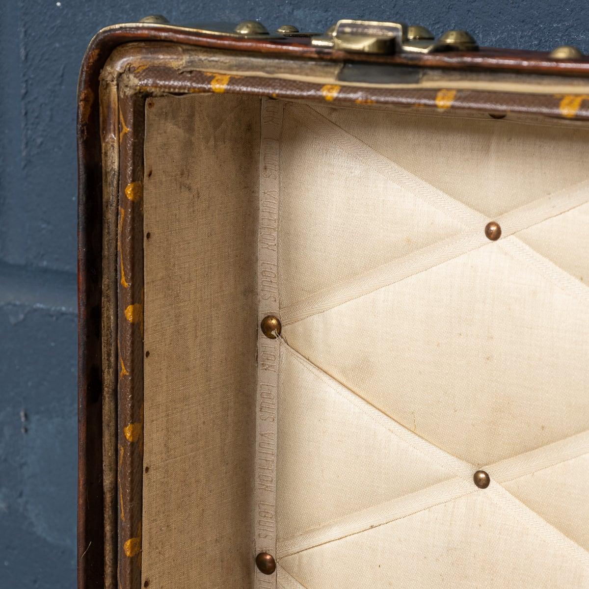 Antiquité 20ème siècle Louis Vuitton Cabine Trunk In Monogram Canvas, France c.1910 en vente 7