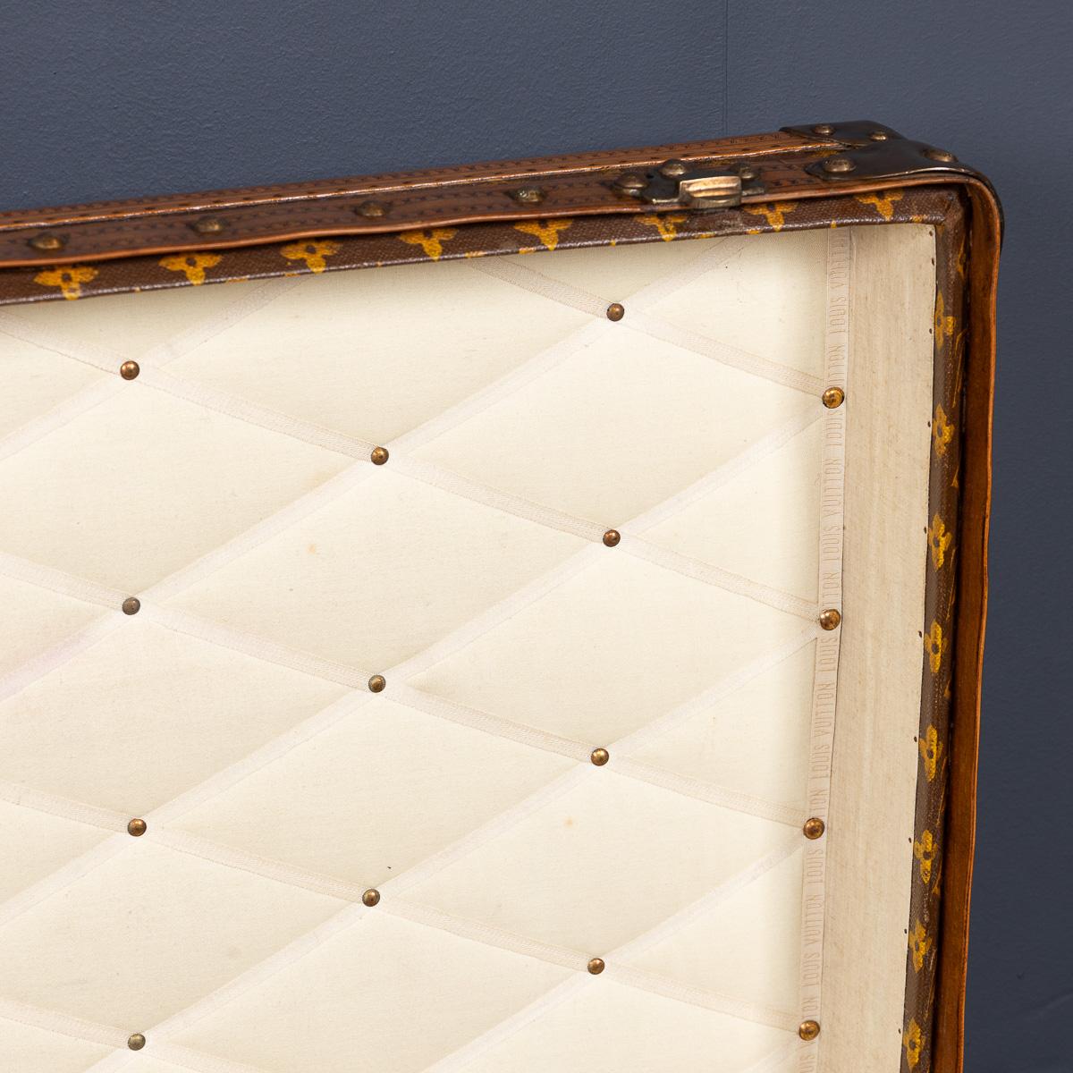 Antiquité 20ème siècle Louis Vuitton Cabine Trunk In Monogram Canvas, France c.1910 en vente 7