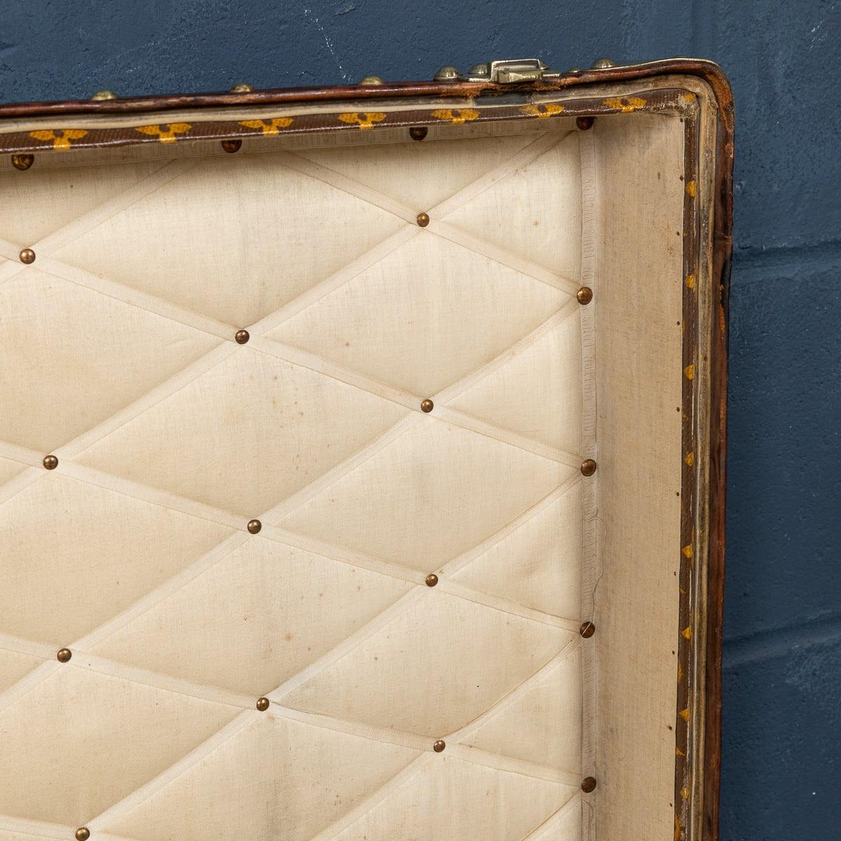 Antiquité 20ème siècle Louis Vuitton Cabine Trunk In Monogram Canvas, France c.1910 en vente 8