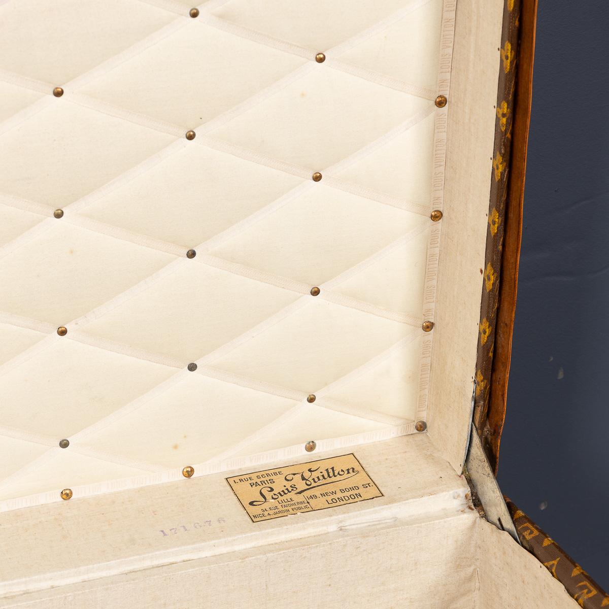 Antiquité 20ème siècle Louis Vuitton Cabine Trunk In Monogram Canvas, France c.1910 en vente 8