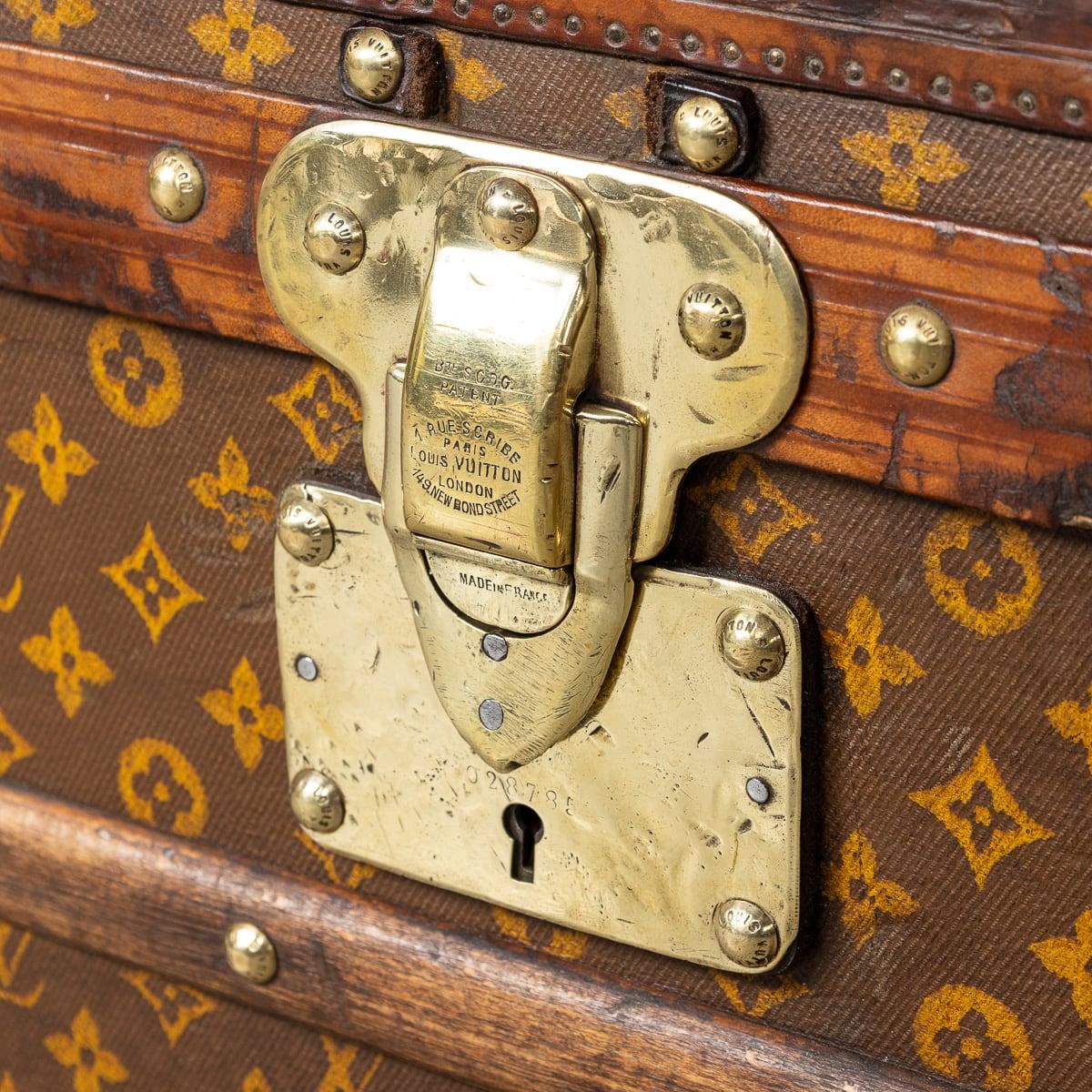 Antiquité 20ème siècle Louis Vuitton Cabine Trunk In Monogram Canvas, France c.1910 en vente 10