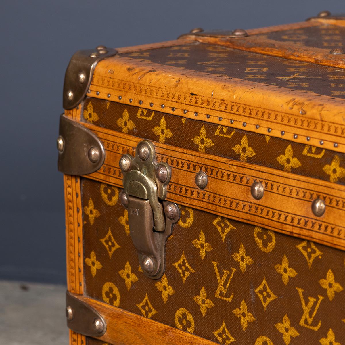 Antiquité 20ème siècle Louis Vuitton Cabine Trunk In Monogram Canvas, France c.1910 en vente 10