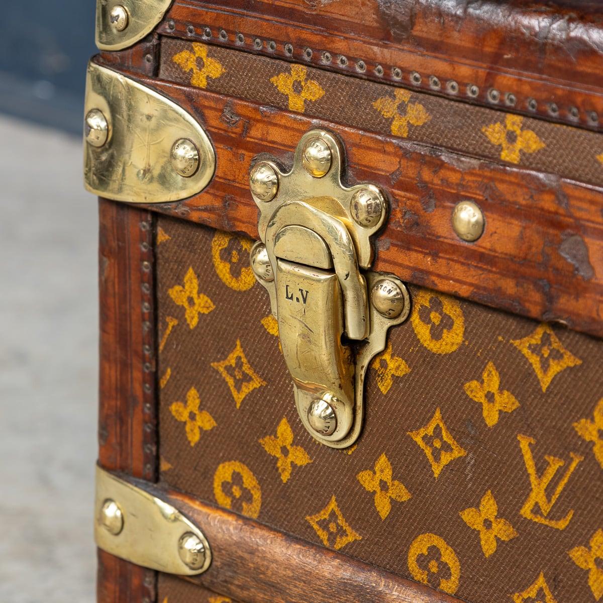 Antiquité 20ème siècle Louis Vuitton Cabine Trunk In Monogram Canvas, France c.1910 en vente 11