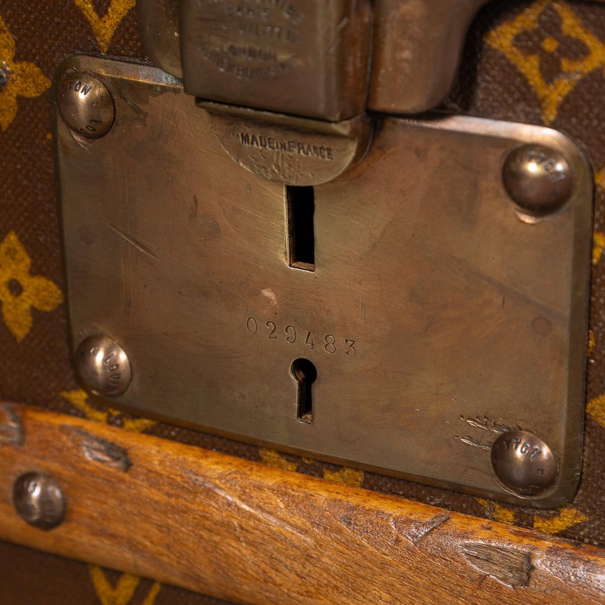 Antiquité 20ème siècle Louis Vuitton Cabine Trunk In Monogram Canvas, France c.1910 en vente 11