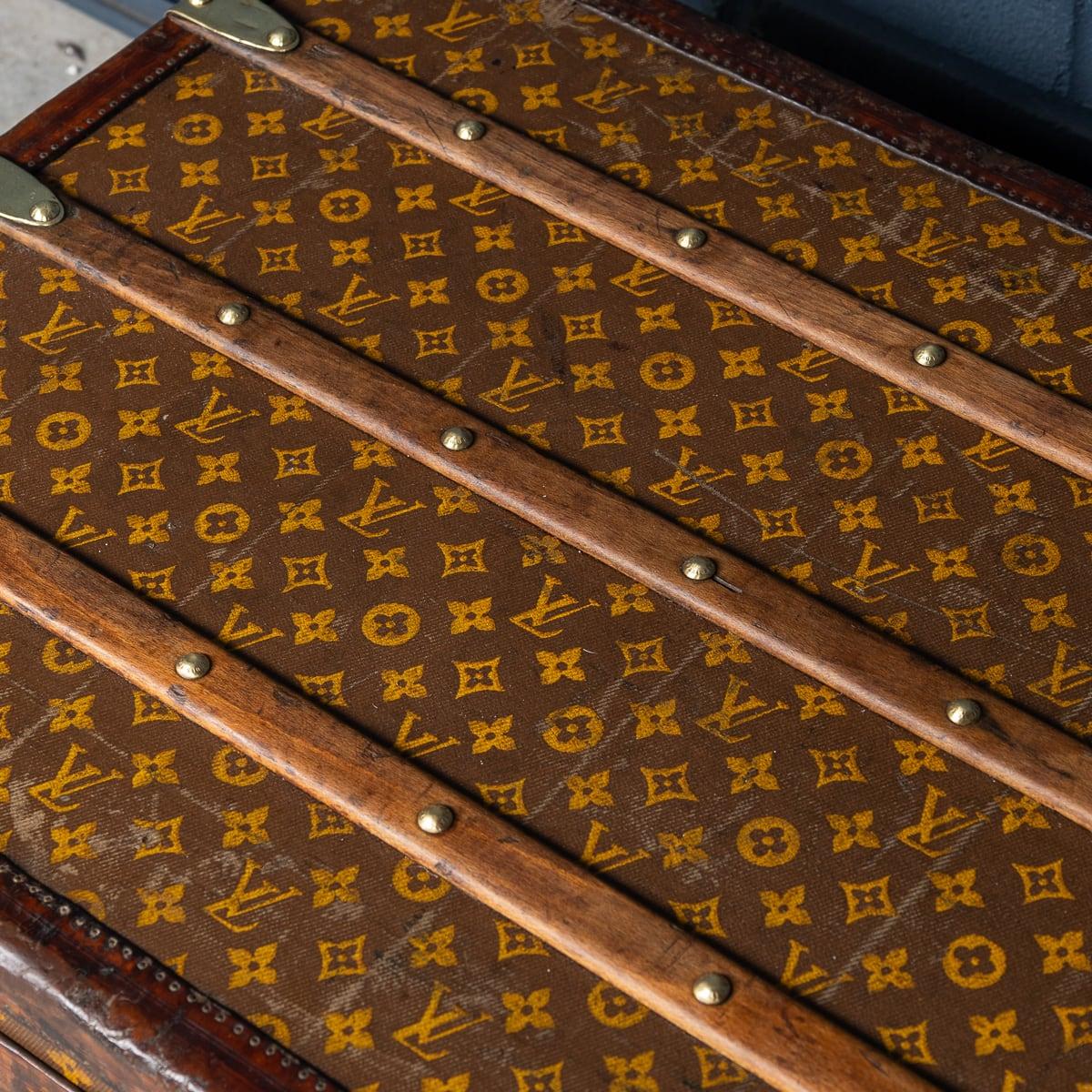 Antiquité 20ème siècle Louis Vuitton Cabine Trunk In Monogram Canvas, France c.1910 en vente 12