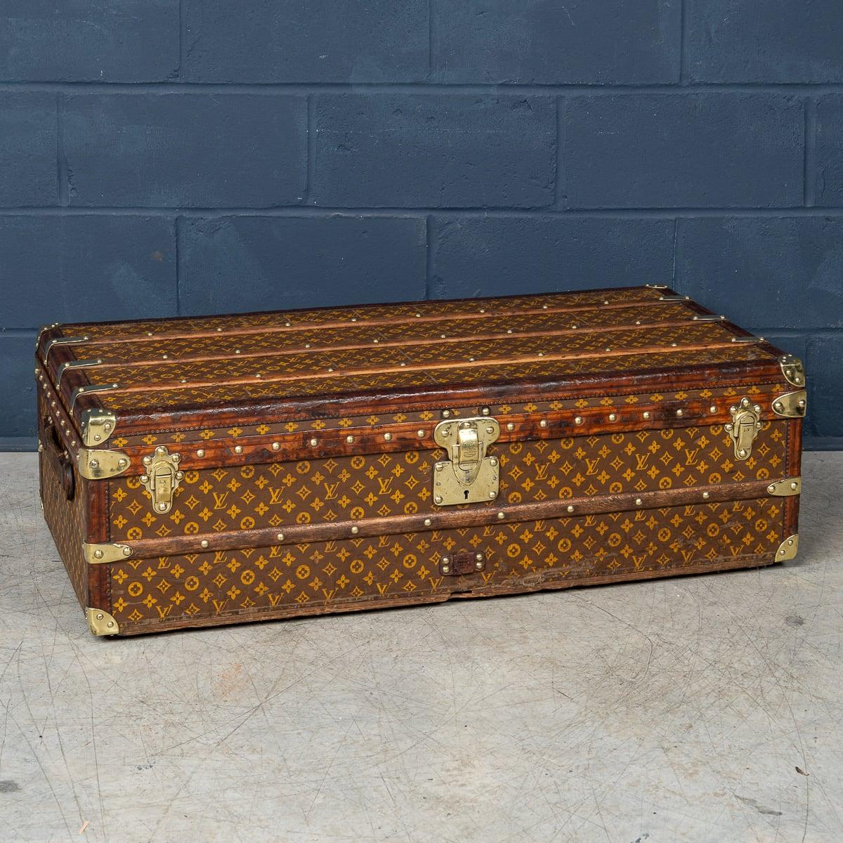 Une malle Louis Vuitton exquise et complète du début du 20e siècle. Objet absolument essentiel pour les voyageurs d'élite de l'époque, la malle est ornée de la toile monogrammée emblématique de LV, rehaussée de garnitures en lozine et de ferrures en