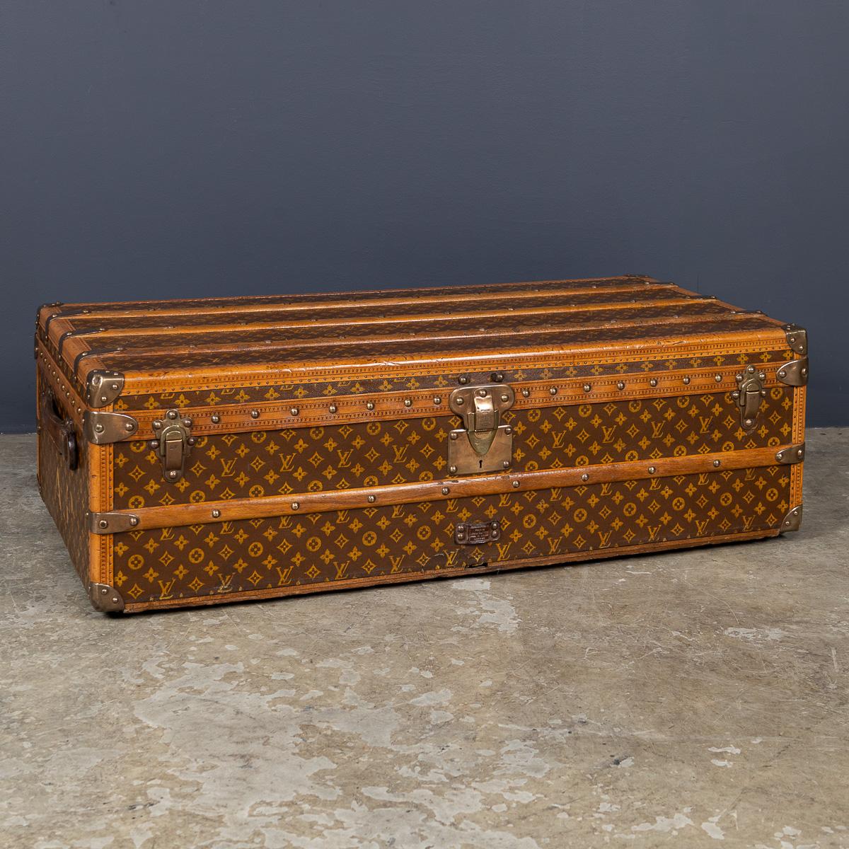 Au tournant des XIXe et XXe siècles, Louis Vuitton s'est imposé comme le leader du marché de la fabrication de malles et doit se démarquer des imitateurs et des concurrents de sa marque désormais célèbre. Ils ont décidé de créer un logo, un