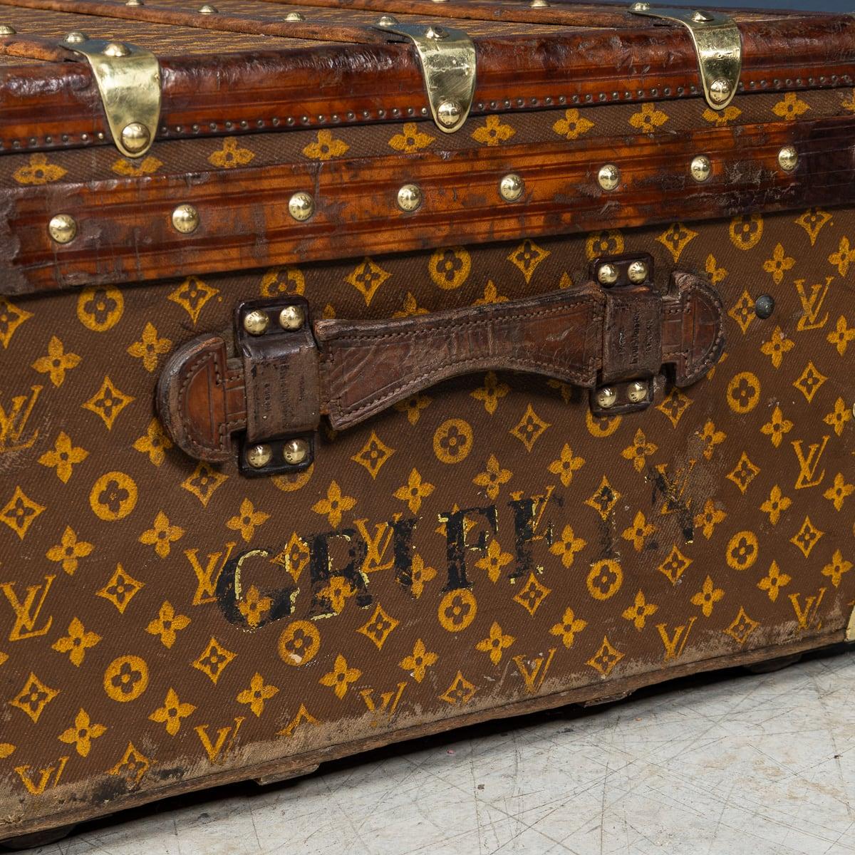 Antiquité 20ème siècle Louis Vuitton Cabine Trunk In Monogram Canvas, France c.1910 en vente 13