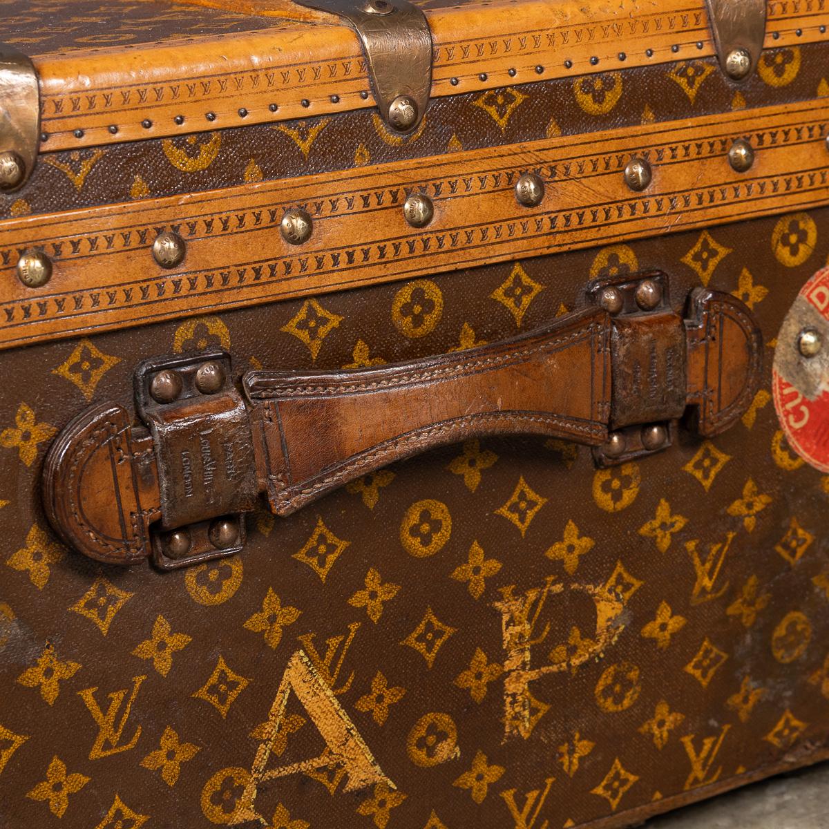 Antiquité 20ème siècle Louis Vuitton Cabine Trunk In Monogram Canvas, France c.1910 en vente 13