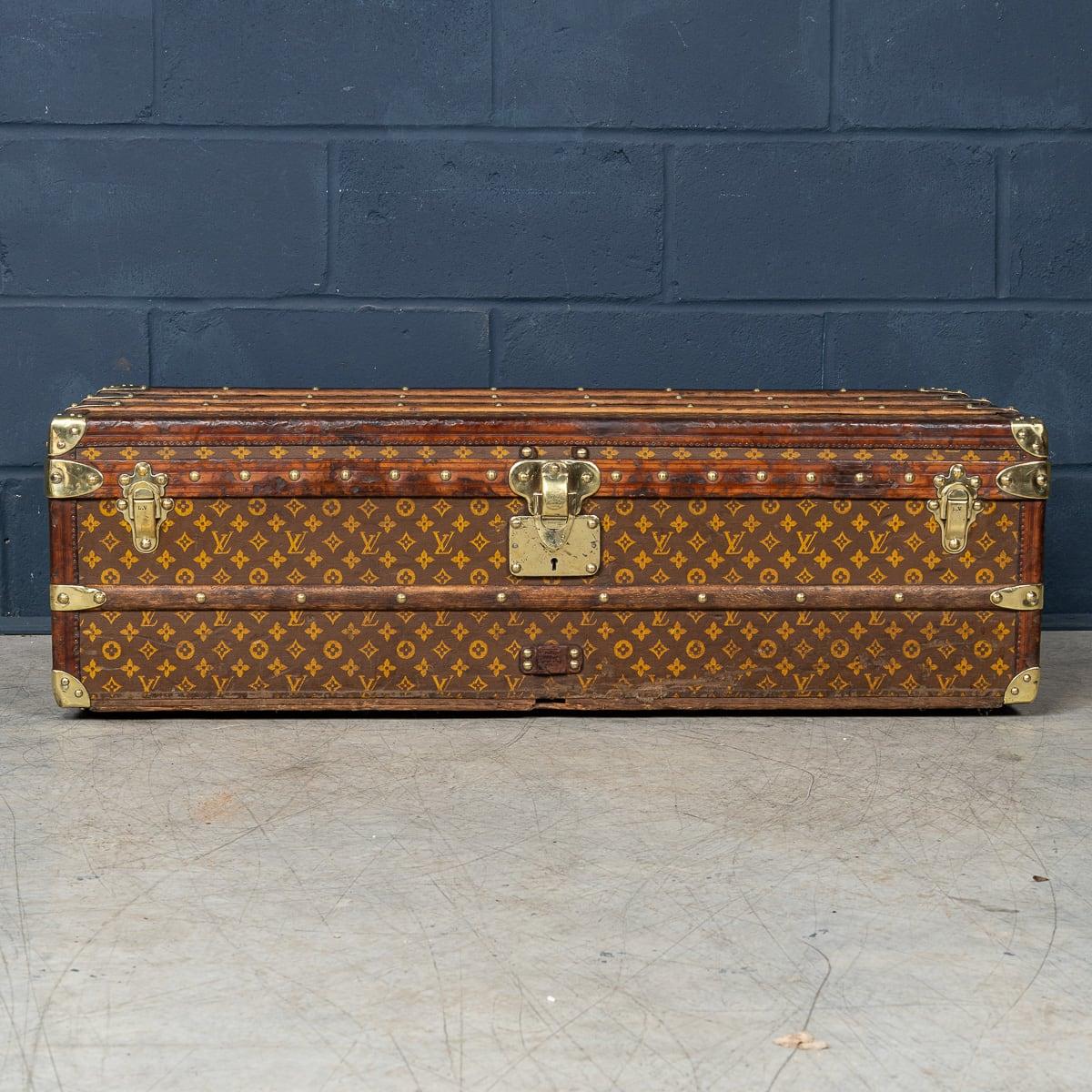 Autre Antiquité 20ème siècle Louis Vuitton Cabine Trunk In Monogram Canvas, France c.1910 en vente
