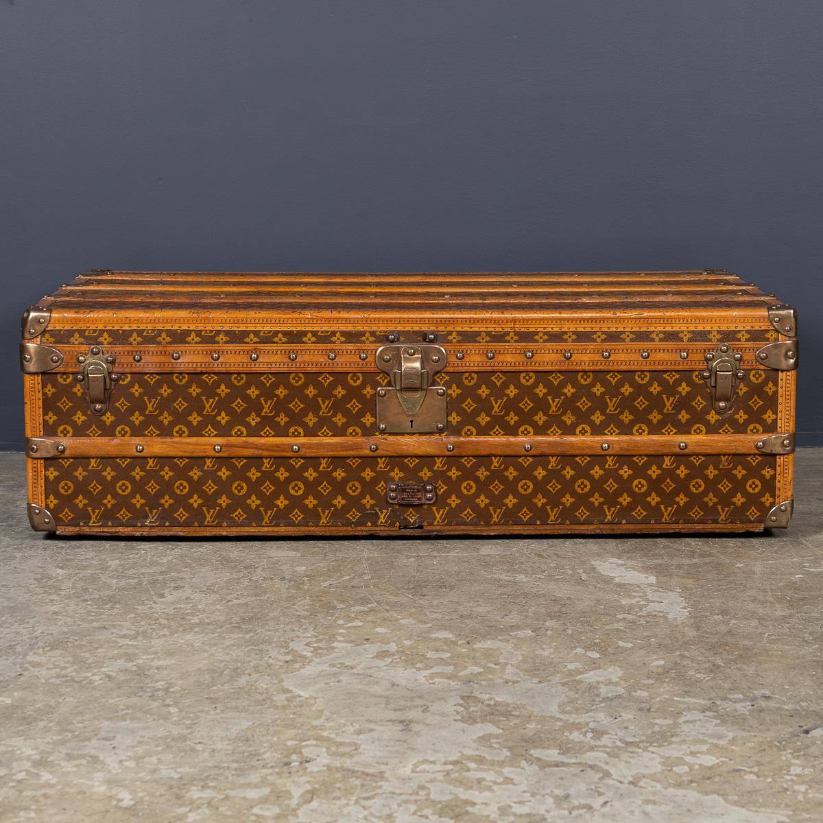 Autre Antiquité 20ème siècle Louis Vuitton Cabine Trunk In Monogram Canvas, France c.1910 en vente