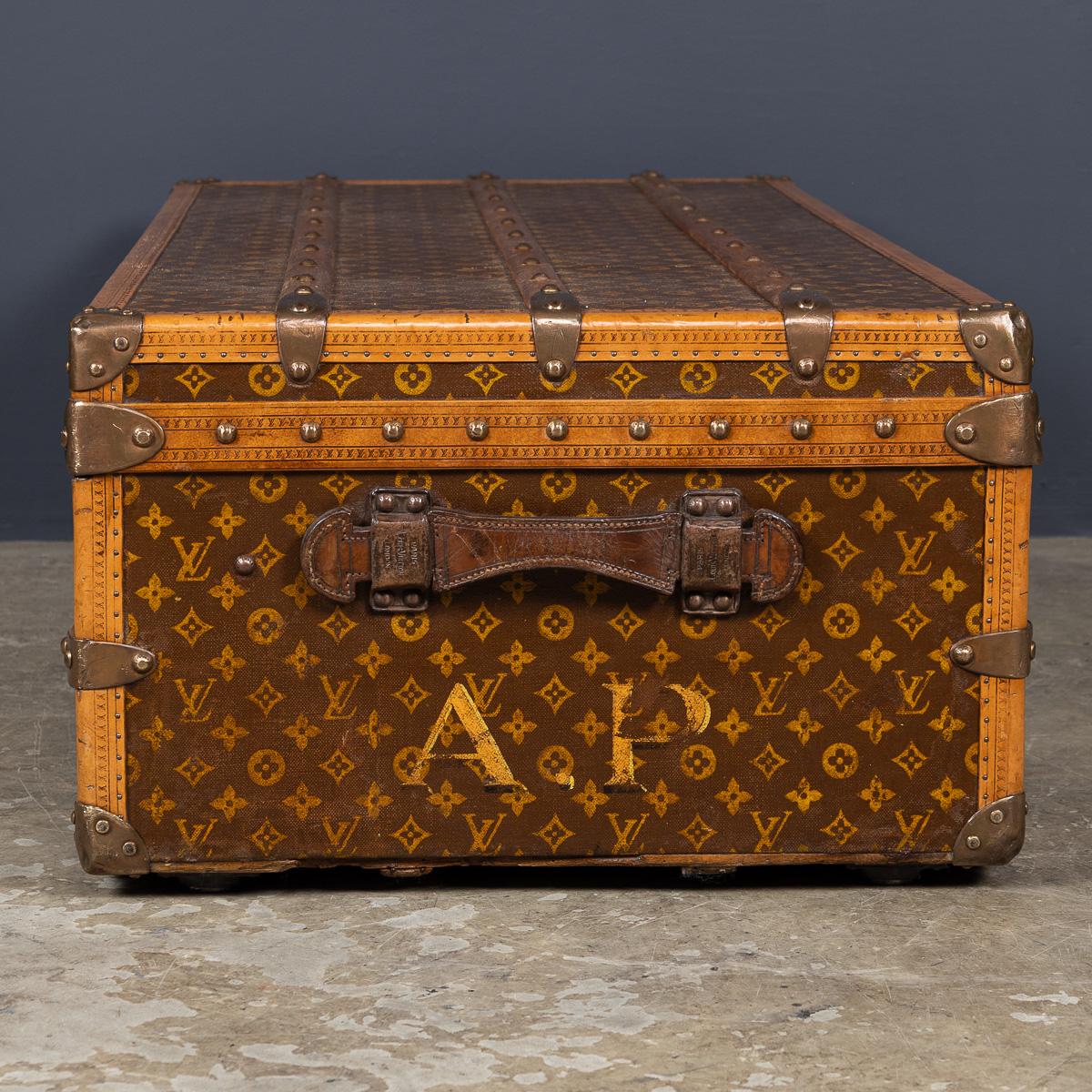 20ième siècle Antiquité 20ème siècle Louis Vuitton Cabine Trunk In Monogram Canvas, France c.1910 en vente