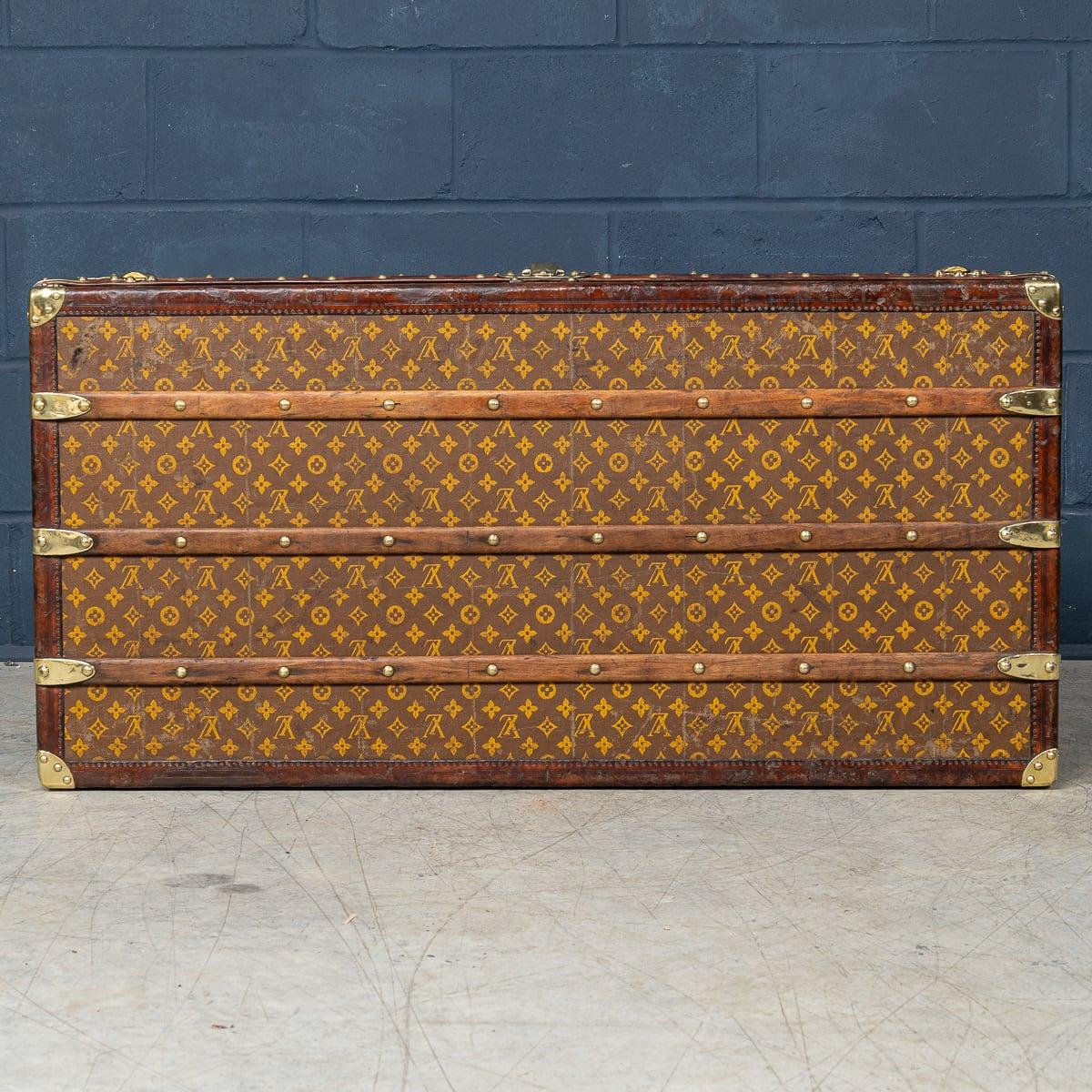 Antiquité 20ème siècle Louis Vuitton Cabine Trunk In Monogram Canvas, France c.1910 en vente 1