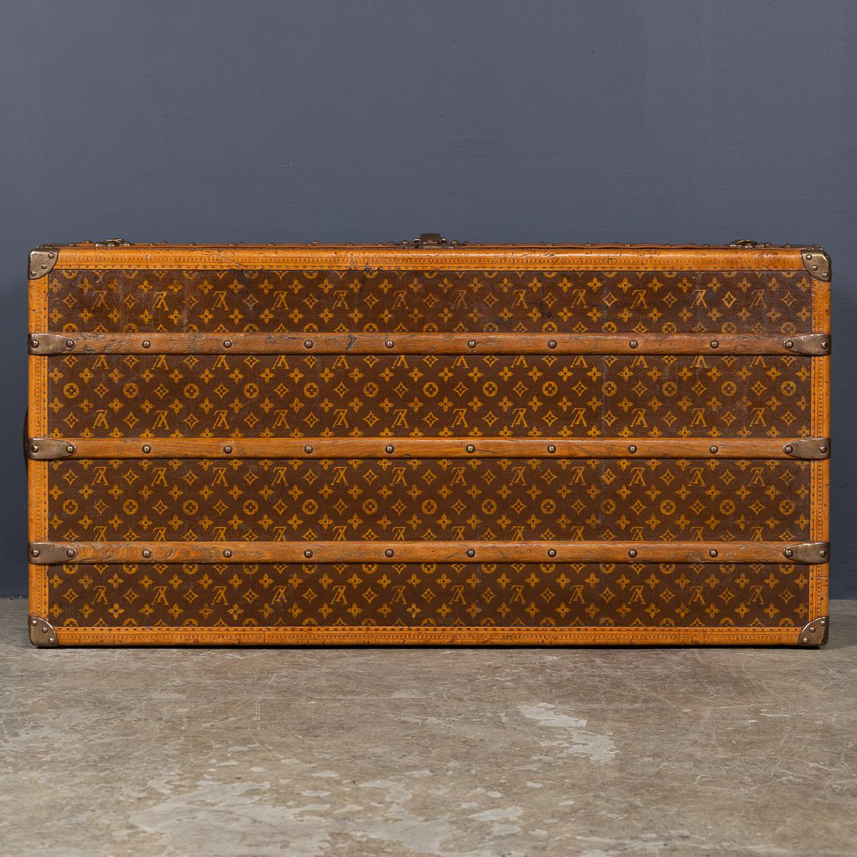 Antiquité 20ème siècle Louis Vuitton Cabine Trunk In Monogram Canvas, France c.1910 en vente 1