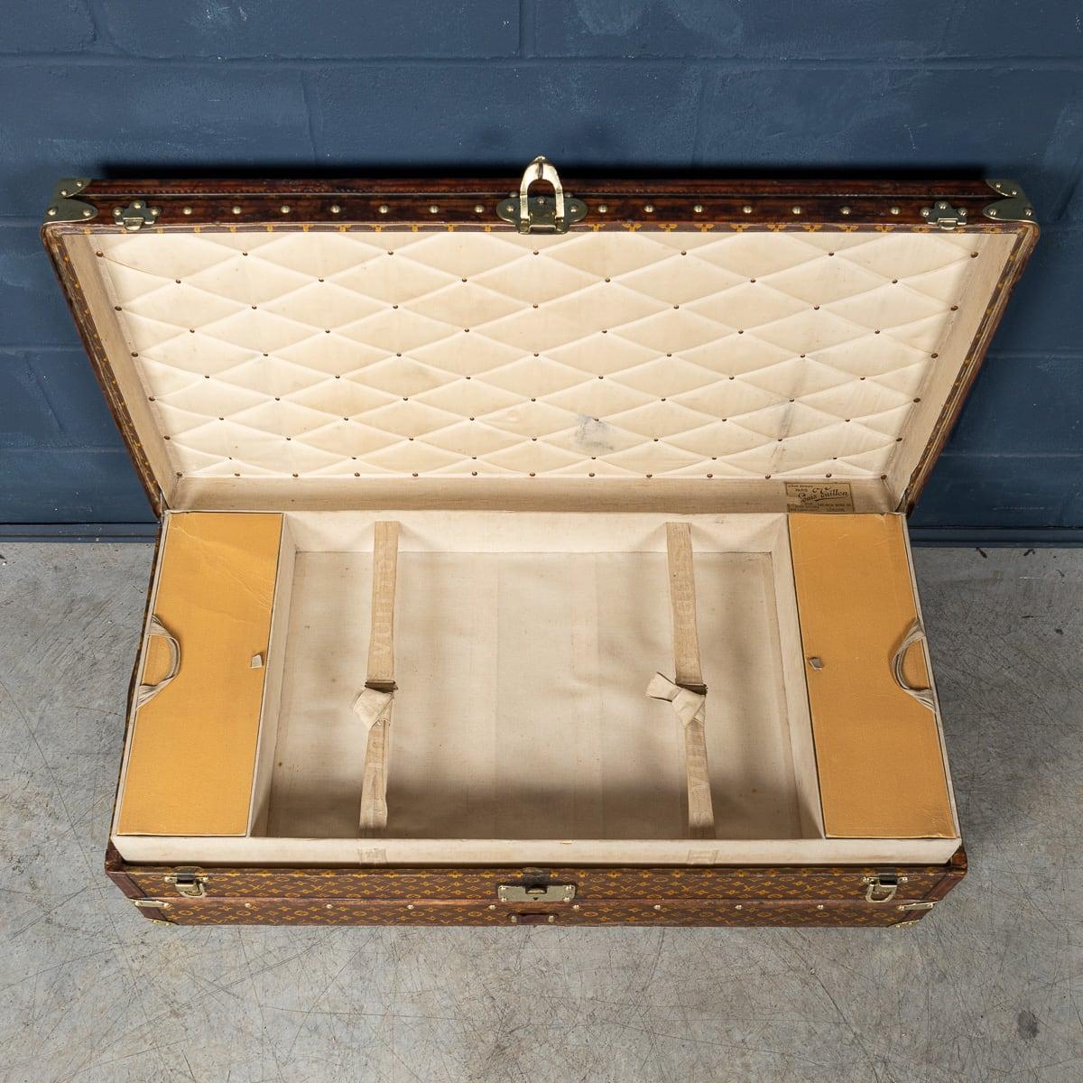 Antiquité 20ème siècle Louis Vuitton Cabine Trunk In Monogram Canvas, France c.1910 en vente 2