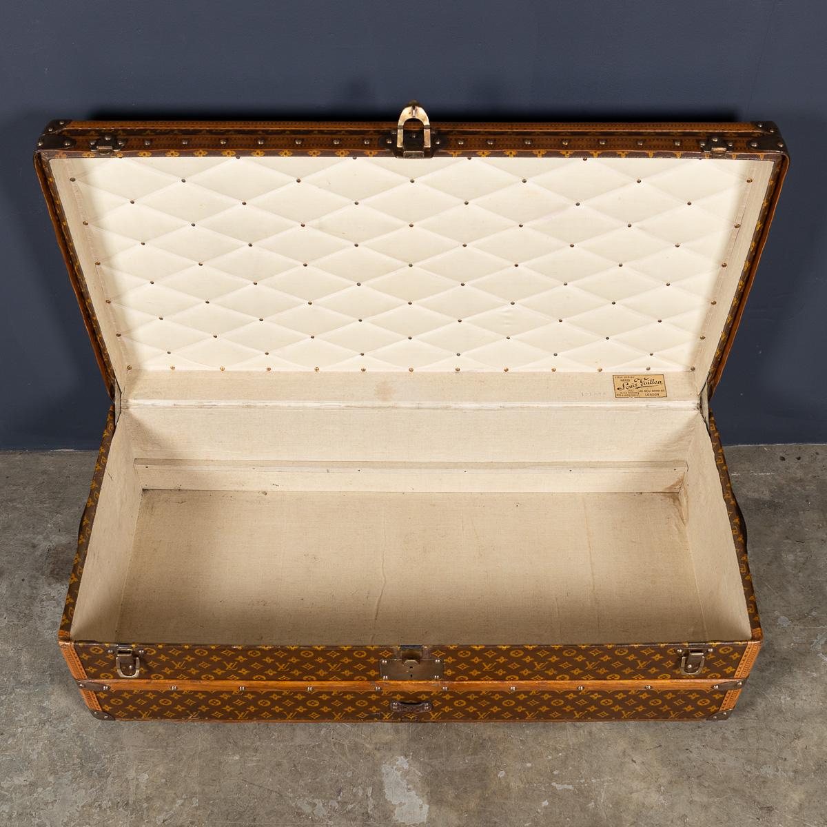 Antiquité 20ème siècle Louis Vuitton Cabine Trunk In Monogram Canvas, France c.1910 en vente 2