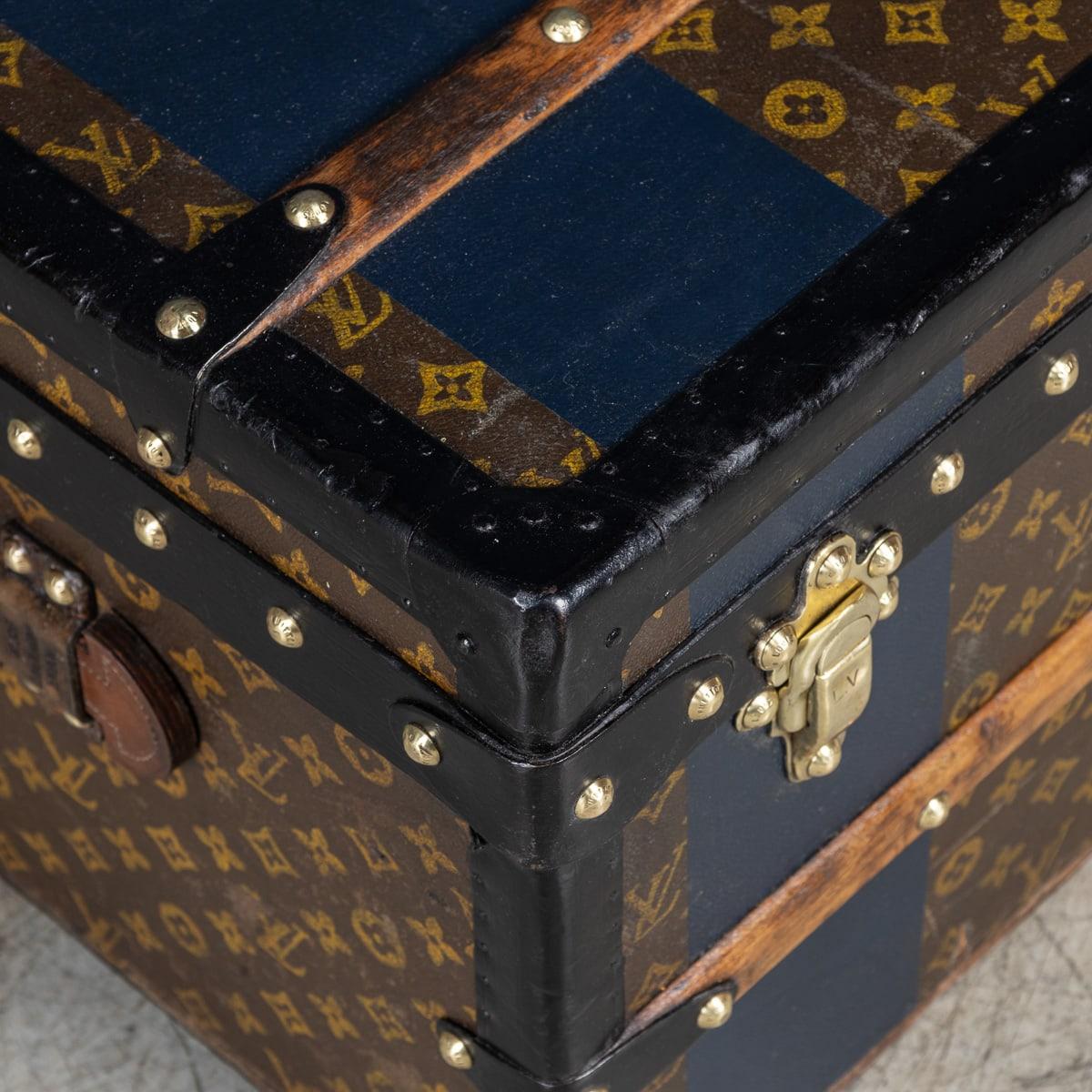 Antiquité 20ème siècle Louis Vuitton Cabine Trunk In Monogram Canvas, France c.1920 en vente 7