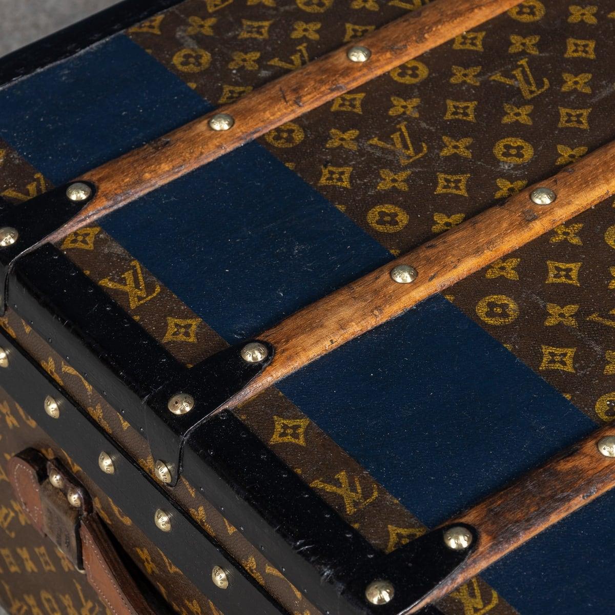 Antiquité 20ème siècle Louis Vuitton Cabine Trunk In Monogram Canvas, France c.1920 en vente 8