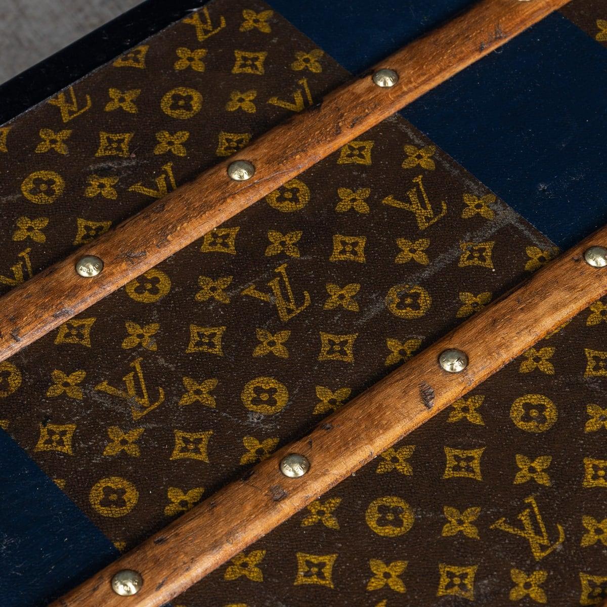 Antiquité 20ème siècle Louis Vuitton Cabine Trunk In Monogram Canvas, France c.1920 en vente 9