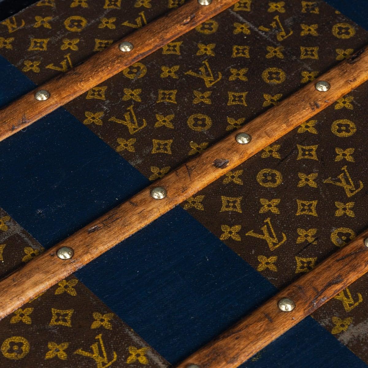 Antiquité 20ème siècle Louis Vuitton Cabine Trunk In Monogram Canvas, France c.1920 en vente 10