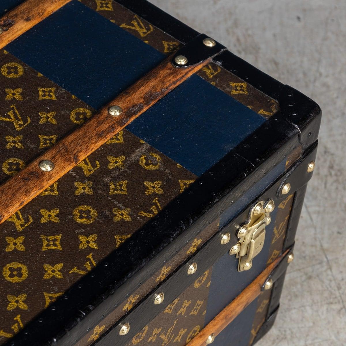 Antiquité 20ème siècle Louis Vuitton Cabine Trunk In Monogram Canvas, France c.1920 en vente 11