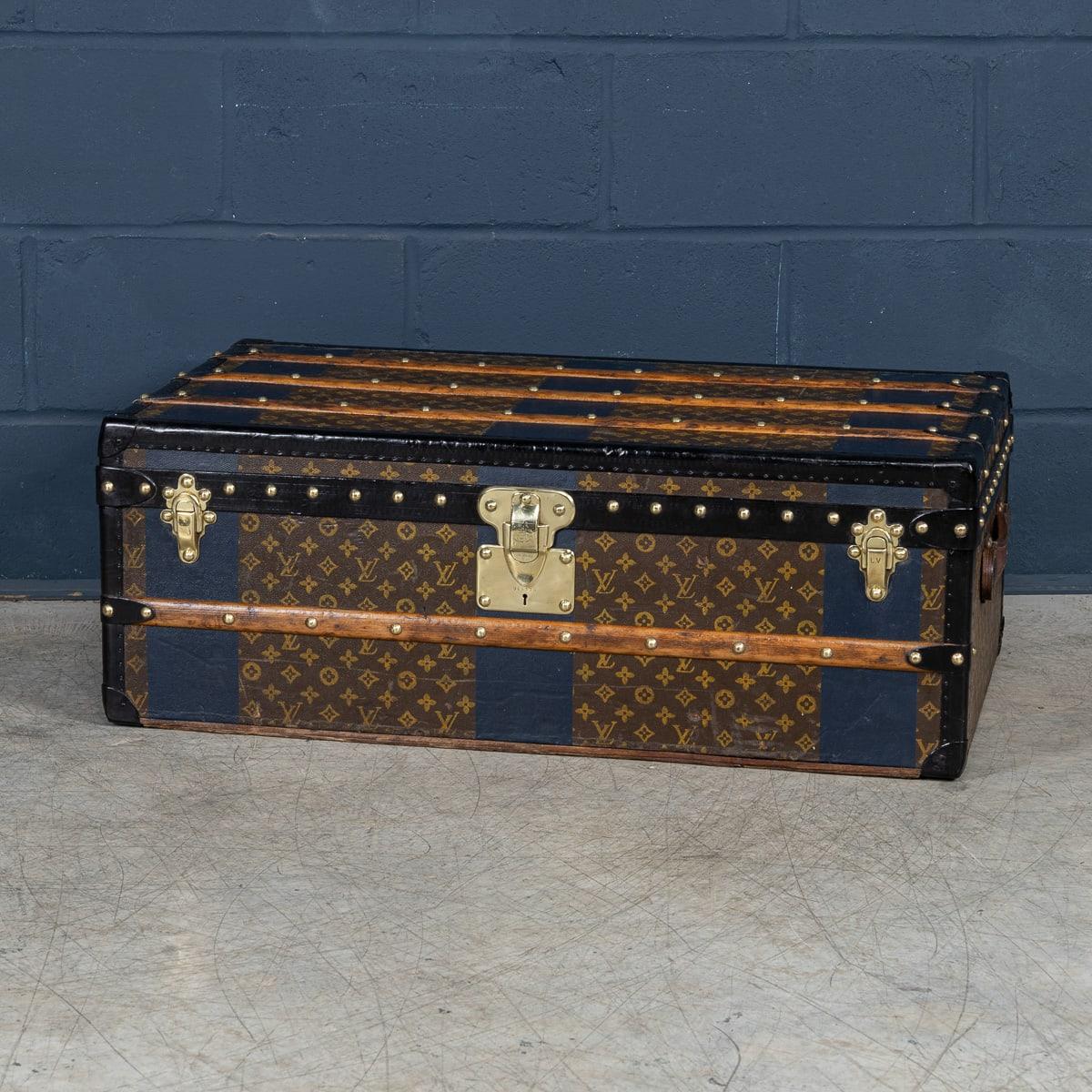 Une malle Louis Vuitton exquise et complète du début du 20e siècle. Objet absolument essentiel pour les voyageurs d'élite de l'époque, la malle est ornée de la toile monogrammée emblématique de LV, rehaussée de garnitures en lozine et de ferrures en