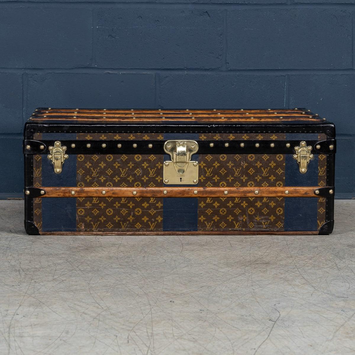 Autre Antiquité 20ème siècle Louis Vuitton Cabine Trunk In Monogram Canvas, France c.1920 en vente