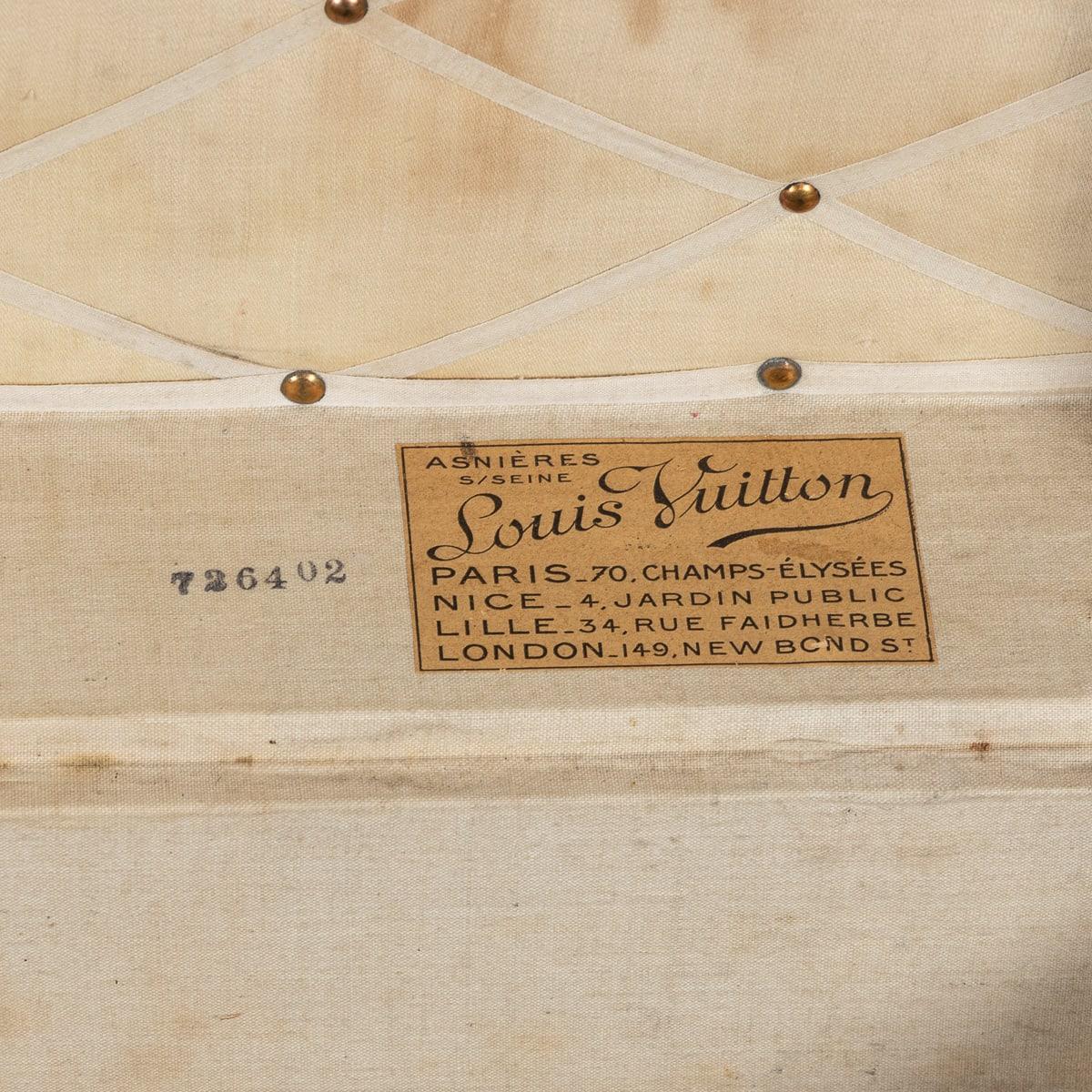 Antiquité 20ème siècle Louis Vuitton Cabine Trunk In Monogram Canvas, France c.1920 en vente 2