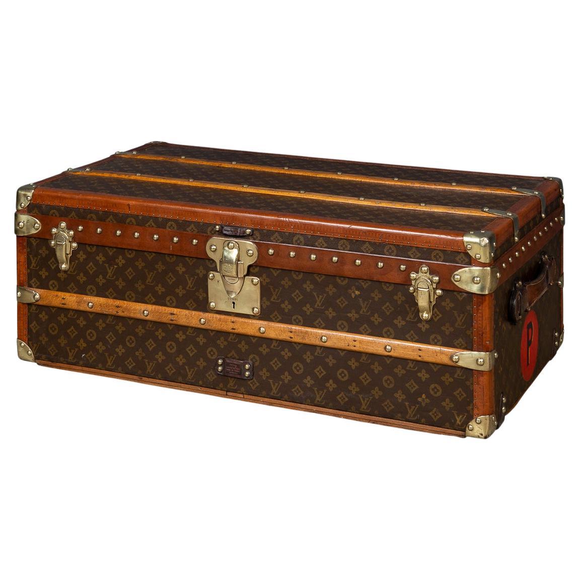 Antiguo baúl de cabina Louis Vuitton del siglo XX en lienzo con monograma, Francia c.1920
