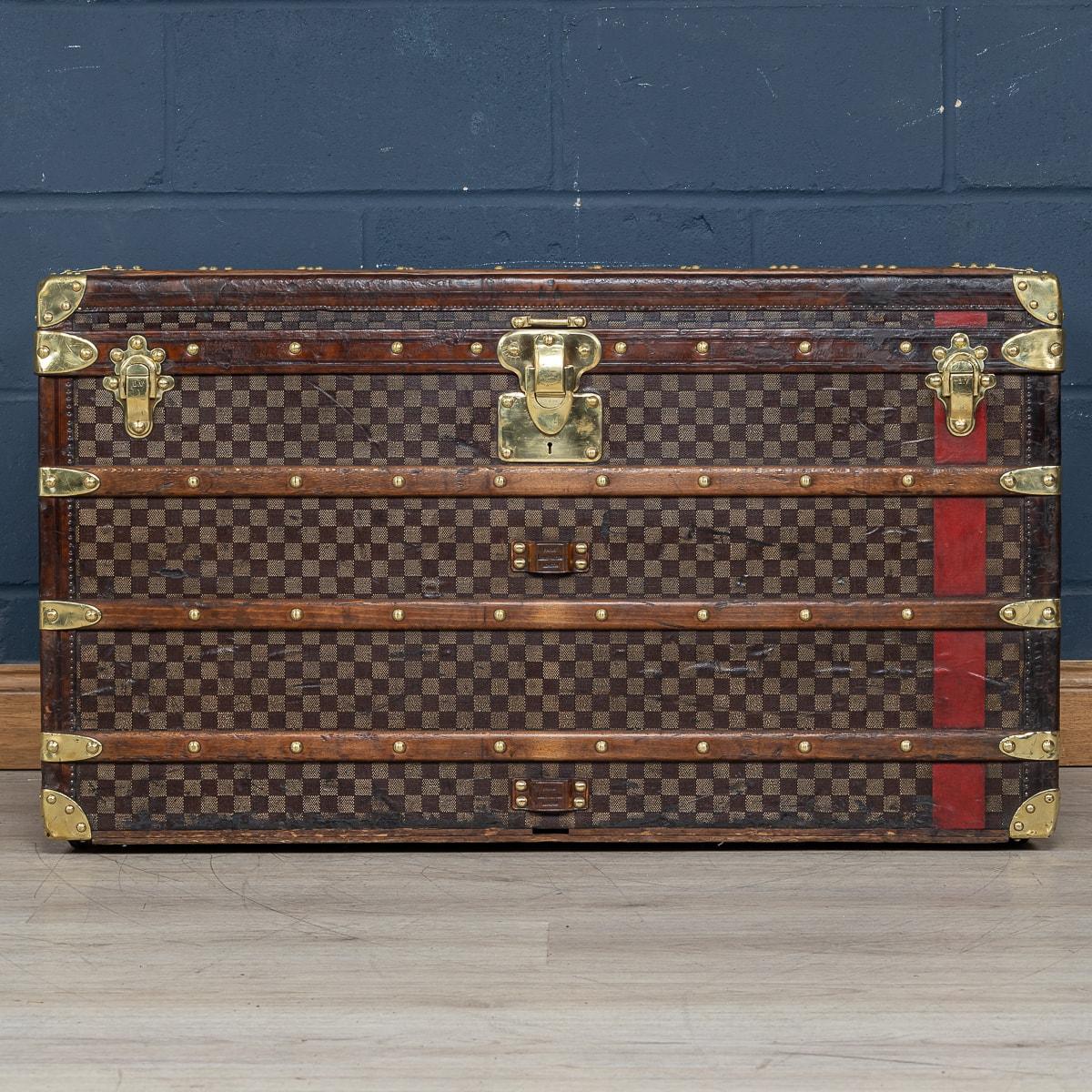 Einer der selteneren Louis Vuitton-Koffer, die angeboten werden, ist mit dem weltberühmten Damier-Stoff (Schachbrettmuster) bezogen. Er stammt aus der Zeit um 1900 und ist ein wunderbares Beispiel für diese Art von Koffern. Mit seiner