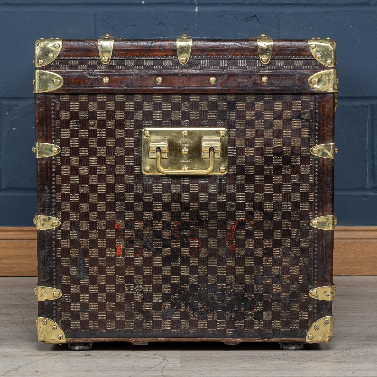 Antique 20th Century Louis Vuitton Courier Trunk In Damier Canvas, France c.1900 In Good Condition For Sale In Royal Tunbridge Wells, Kent