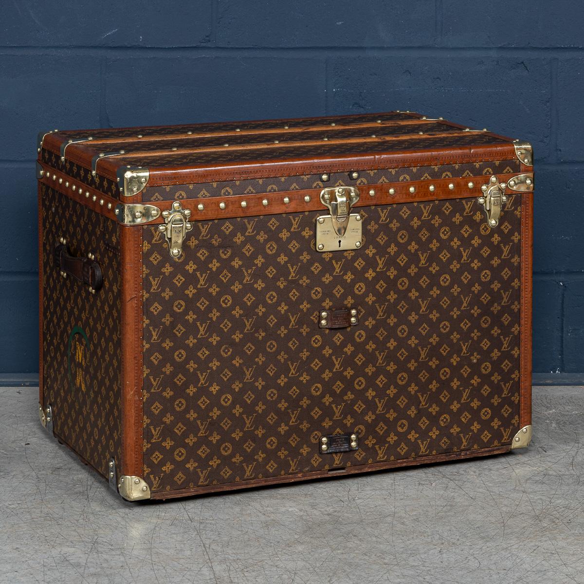 Au tournant des XIXe et XXe siècles, Louis Vuitton s'est imposé comme le leader du marché de la fabrication de malles et doit se démarquer des imitateurs et des concurrents de sa marque désormais célèbre. Ils ont décidé de créer un logo, un