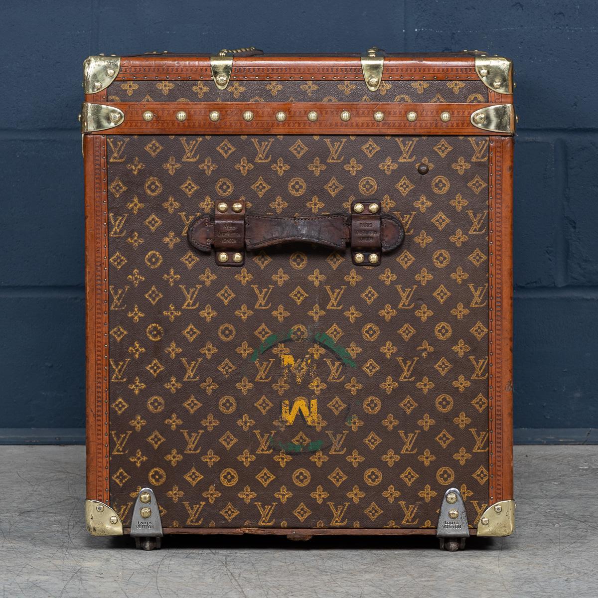 Français Ancienne malle à chapeau Louis Vuitton du 20ème siècle en toile monogrammée, France vers 1920 en vente