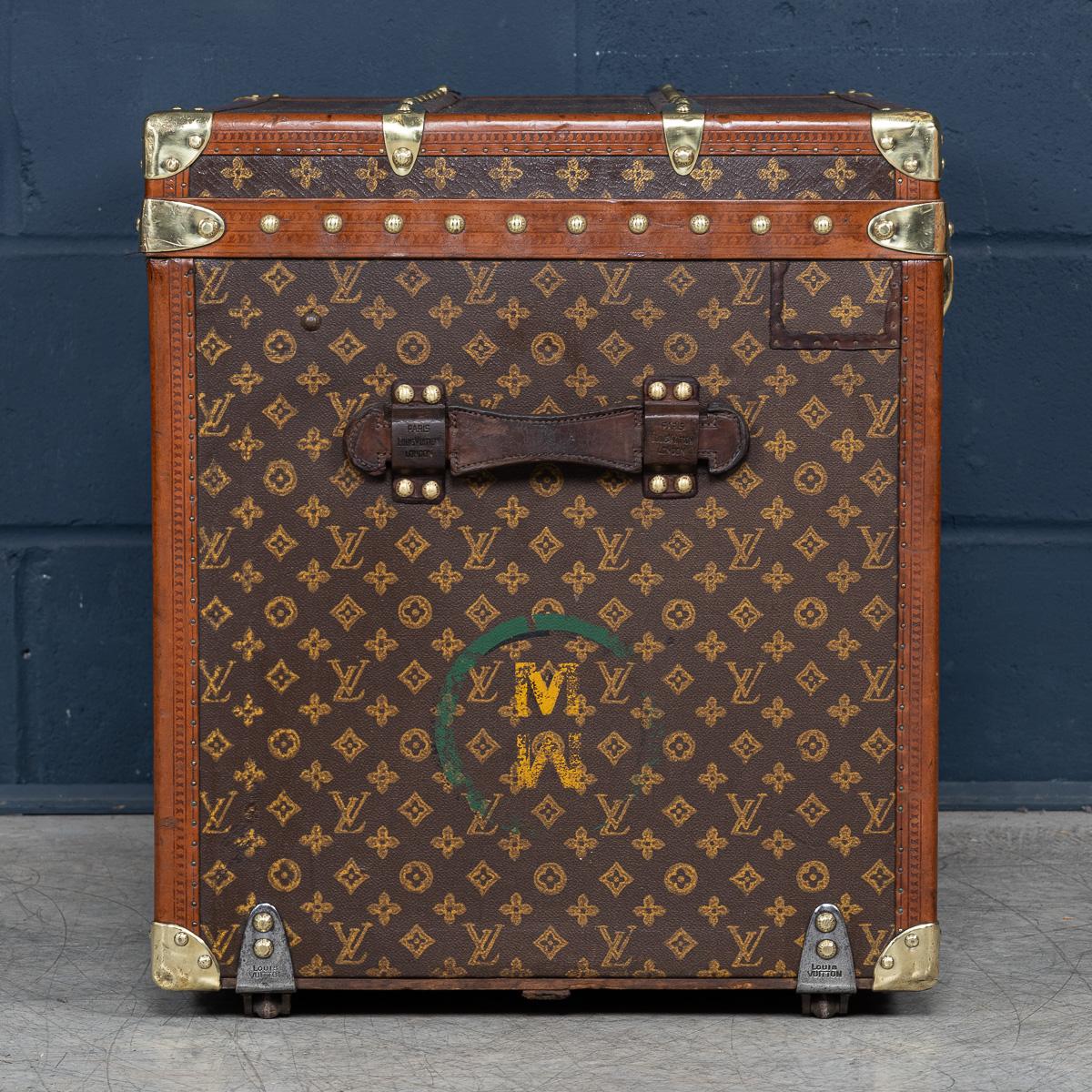 20ième siècle Ancienne malle à chapeau Louis Vuitton du 20ème siècle en toile monogrammée, France vers 1920 en vente