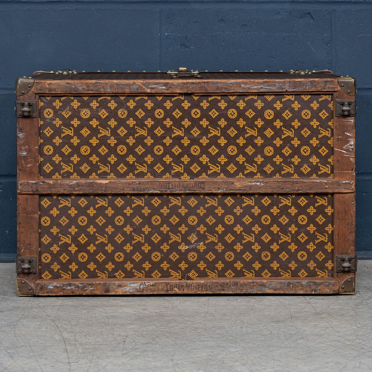 Laiton Ancienne malle à chapeau Louis Vuitton du 20ème siècle en toile monogrammée, France vers 1920 en vente
